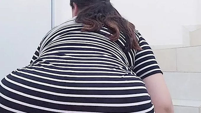 Üniversite Öğrencisi Seksi Kırmızı Külotlarıyla Soyunuyor Ve Tahrik Ediyor