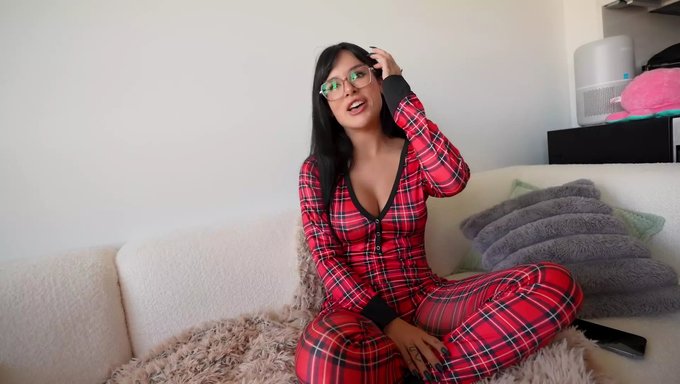 Effy Cutie'Nin Ateşli Gotik Kankası, Aleti Derinlere Kadar Yutmaya Çalışıyor.