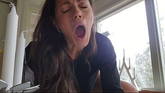 Ateşli Milf Angelina Love, Yanlışlıkla Kocaman Bir Dildo Sipariş Etti.