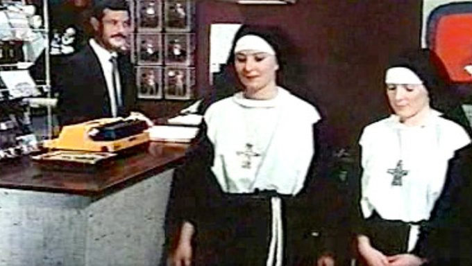 Vintage Dişiler Aşağı Iniyor Ve Kirli
