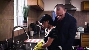 Göğüslü Latin Hizmetçi Aryana Amatist, Patronuna Derin Boğaz Sakso Çekiyor