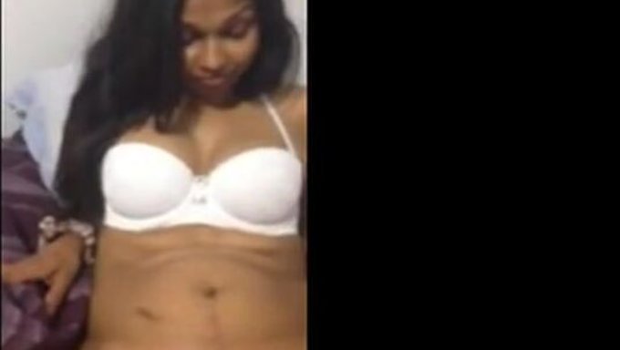 Desi Milf, Açık Bir Videoda Web Kamerası Dildo Ile Kendini Tatmin Ediyor