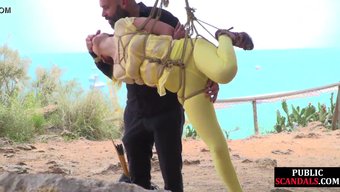 Halka Açık Kadın, Açık Havada Üç Kişi Tarafından Domine Edilirken Anal Oyuncaklardan Hoşlanıyor.
