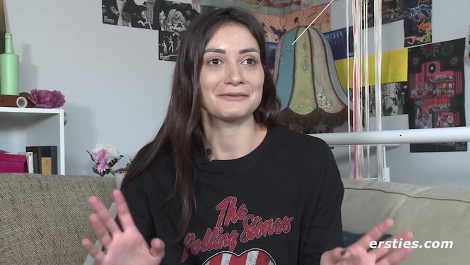 Valentina'Nın Amına Sihirli Değnekle Ilk Deneyimi Oldukça Tutkulu.