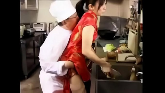 Japon Hatun Restoranın Mutfağında Gizlice Sikişiyor.