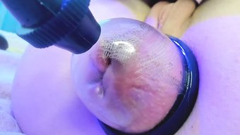 Ince Alman Bebek, Göt Deliğini Pompalatıp Bir Dildo Ile Dolduruyor