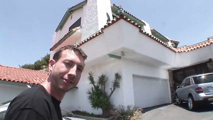 Genç Sarışın Kelly Skylar, Hardcore Sahnede Etkileyici Becerilerini Sergiliyor