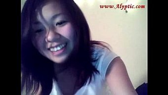 Genç Lezbiyen Kızlar Hd Videoda Bir Dildo Paylaşıyor Ve Boşalıyorlar
