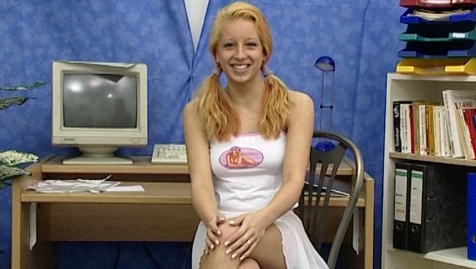 Genç Alman Kız Soyunuyor Ve Bir Dildo Ile Mastürbasyon Yapıyor