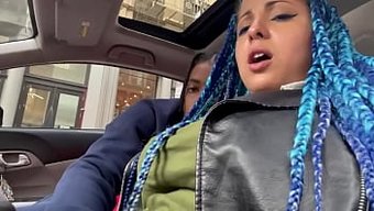 Siyah Güzellik, Nyc Trafiğinde Sıvazlama Becerilerini Sergiliyor