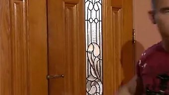 Genç Adam Bu Ateşli Videoda Deneyimli Bir Milf Ile Istediği Gibi Ilişkiye Giriyor.