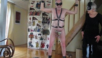 Bdsm Evinin Alman Amatörü Bezle Bağlanıp Kırbaçlanıyor