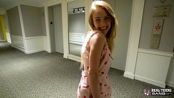 Natalie Knight, Sıcak Bir Sarışın, Bu Porno Videosunda Sakso Çekiyor Ve Sikişiyor