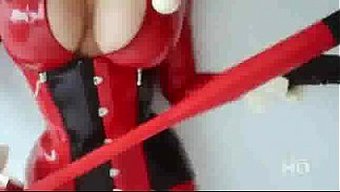 Iç Çamaşırı Giymiş Cosplay Bebek, Pornografik Bir Videoda Tahrik Ediyor