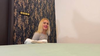 Şeffaf Elbise Giyen Sarışın Güzellik, Rave Etkinliğinde Erotik Bir Şov Için Hazırlanıyor
