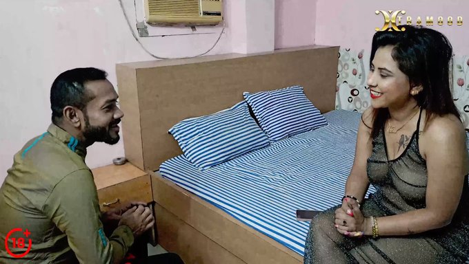 18 Yaşındaki Hintli Kız Tina, Büyük Bir Yarakla Hayranının Arzusunu Tatmin Ediyor