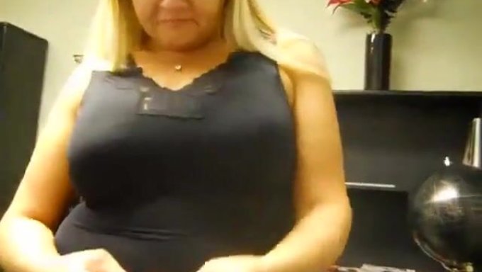 Sevimli Göğüslere Sahip Sarışın Bir Milf Ve Bir Web Kamerası Şovu