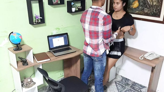 Kolombiyalı Bebek Ev Yapımı Videoda Ofis Seksinin Tadını Çıkarıyor