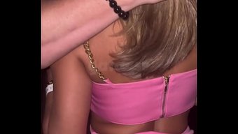 Cuckold'Un Önünde Cömert Bir Herifle Swinger Kulübünde Ilk Kez