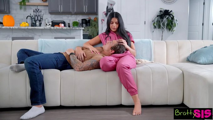 Angel Gostosa'Nın Üvey Abisinden Aldığı Cadılar Bayramı Ziyafeti.