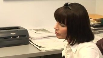 Olgun Ve Genç Lezbiyenler Sert Sikiş Ve Osurma Ile Kendilerini Şımartıyorlar