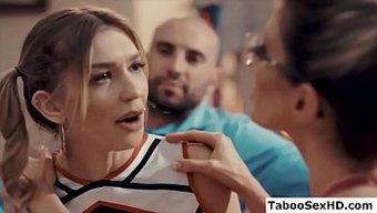 Azgın Çift Ve Üvey Kızları Üçlüye Dalıyorlar