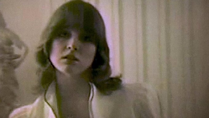 Vintage 80'Lerin Kızı Klasik Müziğe Striptiz Yapıyor
