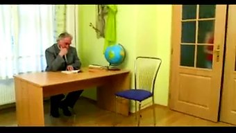 Müdür Tarafından Ileriye Dönük Bir Pozisyonda Azarlayın!