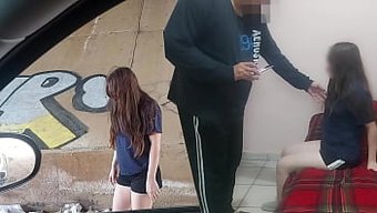 Tecrübeli Bir Beyefendi, Üst Geçidin Altında Çöp Arayan Genç Bir Fettanla Karşılaşıyor. Kondomsuz Bir Karşılaşma Başlatıyor, Ona Mali Tazminat Sunuyor.