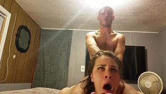 Dövmeli Güzellik Sert Ve Vahşi Bir Şekilde Hardcore Videoda Yer Alıyor
