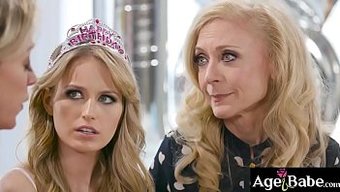 Milf Dee Williams Ve Genç Scarlett Sage, Büyükanne Nina Hartley'I Lezbiyen Üçlü Için Sikmek Istiyorum
