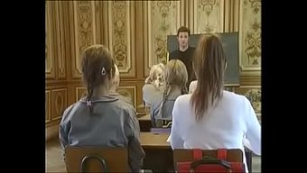 Vintage Kıyafetli Genç (18+) Okul Kızları Arkadan Beceriliyor