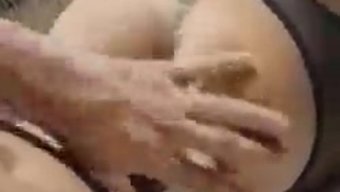 Kıvrımlı Vücutlu Olgun Bir Kadın, Kürk Manto Giyer Ve Kıçını Ve Amını Ovuşturur.