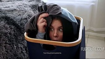 Yakalanma Riski Taşıyan Bakışı, Yasak Fanteziyi Daha Da Ateşli Hale Getiriyor.