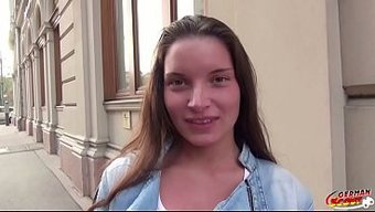 Fit Sarışın Vücudumu Çıplak Göt Seçmelerinde Sergilerken Sergiliyorum.