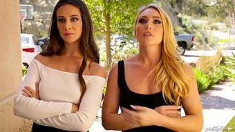 Cassidy Klein Ve Aj Applegate, Patronlarını Etkilemek Için Sulu Bir Sakso Çekiyorlar