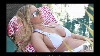Büyük Göğüslü Ateşli Milf, Havuz Başında Kuryeyi Baştan Çıkarıyor.