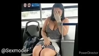Büyük Göğüslü Bir Kadının Otobüste Sıçramasını Izleyin