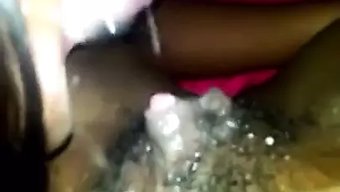 Ateşli Ebony Kadının Klitorisiyle Arzularınızı Tatmin Edin