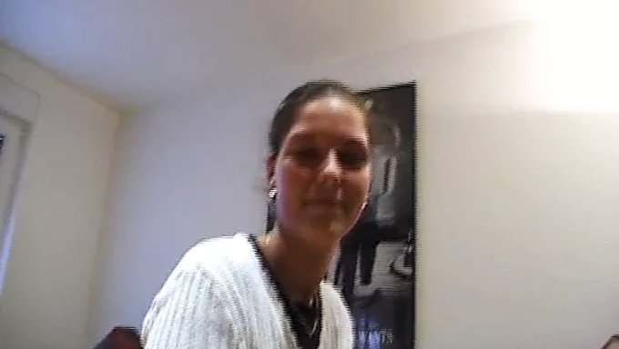 Genç Sarışın Genç Vücudunu Keşfediyor Ve Orgazm Oluyor