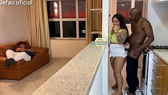 Bir Amatör Genç, Müşterisinin Televizyonunu Tamir Ettikten Sonra Bir Creampie Alır.