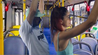 Genç Öğrenci Bu Gerçeklik Pornosu Videosunda Otobüste El Yordamıyla Tutuluyor.