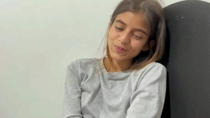 Hikayeye Başladıktan Sonra Azgın Üvey Kız Kardeşimle Yüzleşiyorum.