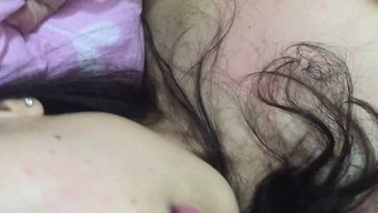 Asyalı Güzellikler Yurtlarında Duygusal Bir Striptiz Ve Samimi Eylemler Sergiliyorlar