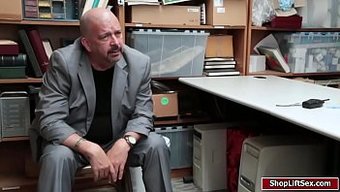 Mağaza Müdürü Ariel Mcgwire, Çalarken Yakalanan Genç Bir Kızla Cinsel Ilişkiye Giriyor