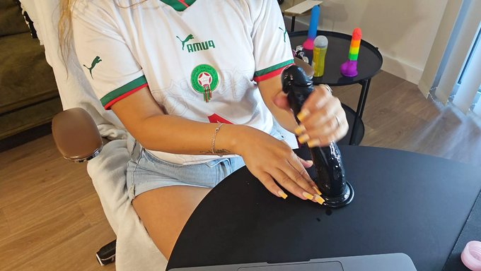 Emiri'Nin Annesi Jasmine, Arap Milf Üvey Annesinden Ayak Işi Alıyor