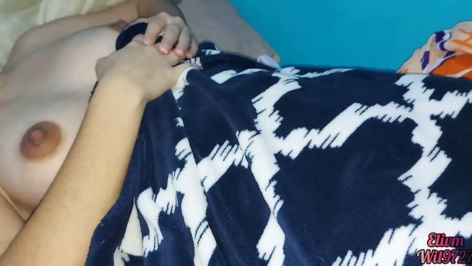Üvey Kız, Üvey Babası Tarafından Sıcak Bir Videoda Sikişiyor