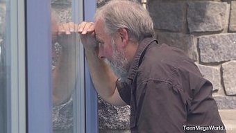 Genç (18+) Kızıl Saçlı Candy, Traşlı Amını Siktiriyor Ve Yarrağı Emiyor