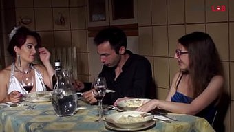 Üvey Anne Ve Üvey Kızı Hd Videoda Diğer Çiftlerle Üçlü Yapıyorlar