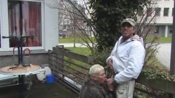 Büyük Göğüsler Ve Büyük Popo Açık Havada Emilir Video